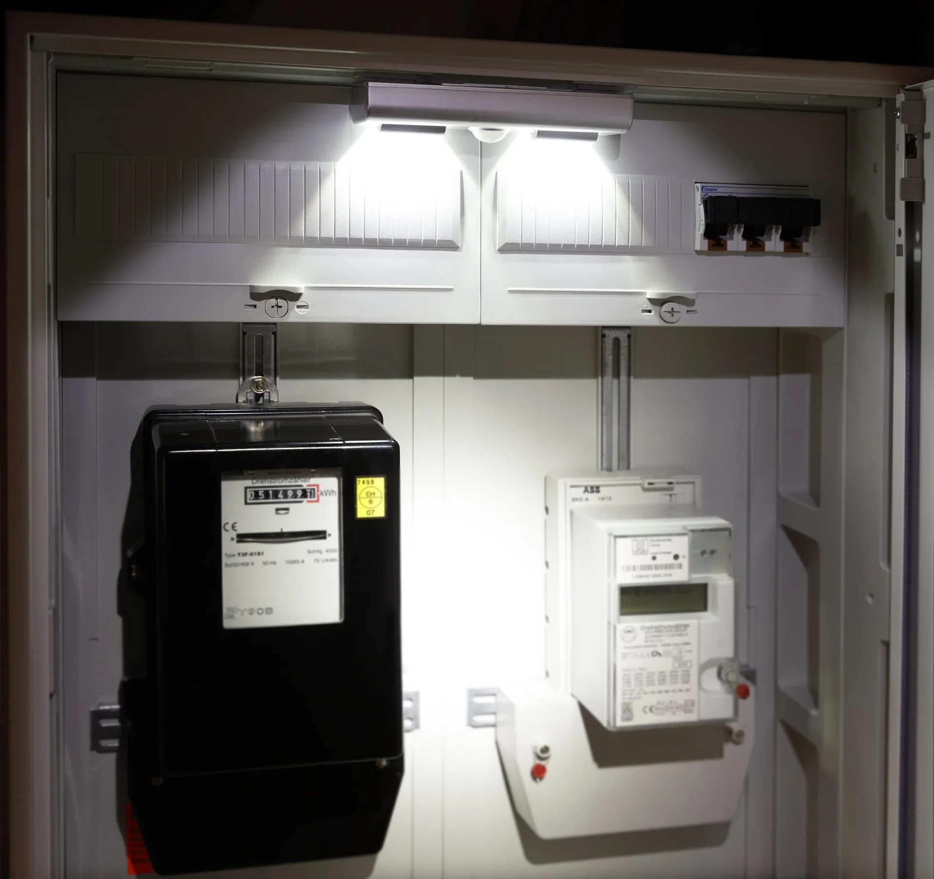 LED Batterieleuchte mit 2x4 LEDs (schwenkbar) und Bewegungssensor - 1