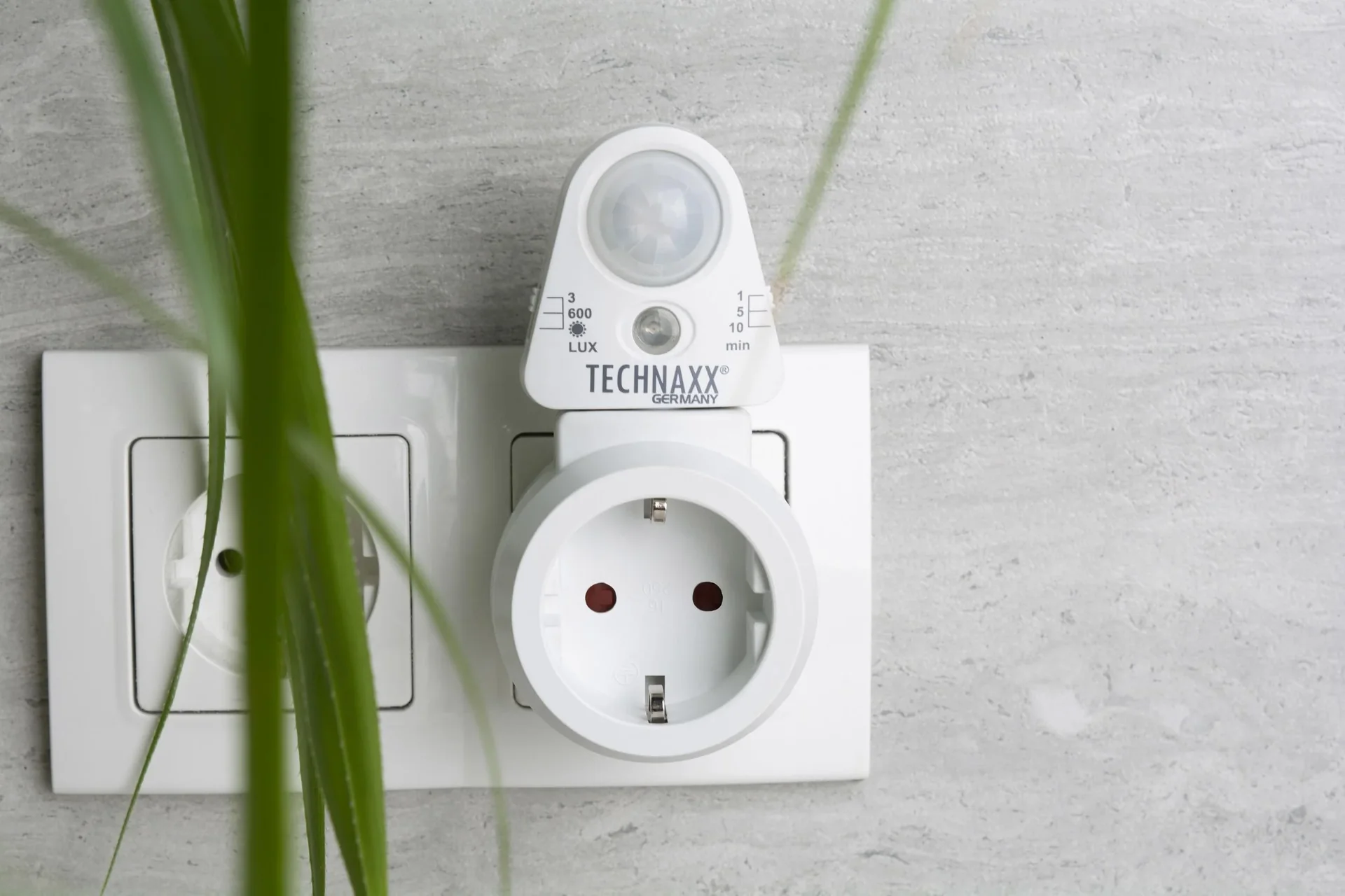 Steckdosenadapter mit Bewegungsmelder und Lichtsensor - 0
