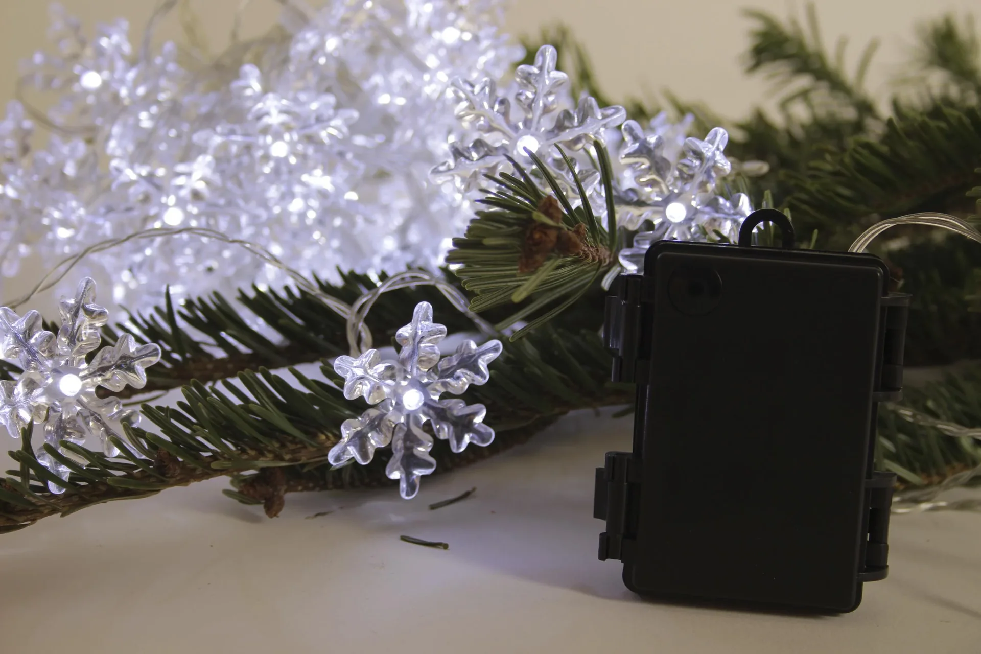 Batterielichterkette mit Schneeflocken Dekoration, 50 weiße LEDs - 1