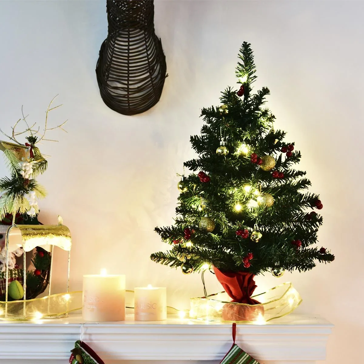 Christbaum mit Stechpalmenbeeren grün/rot/gold - 0