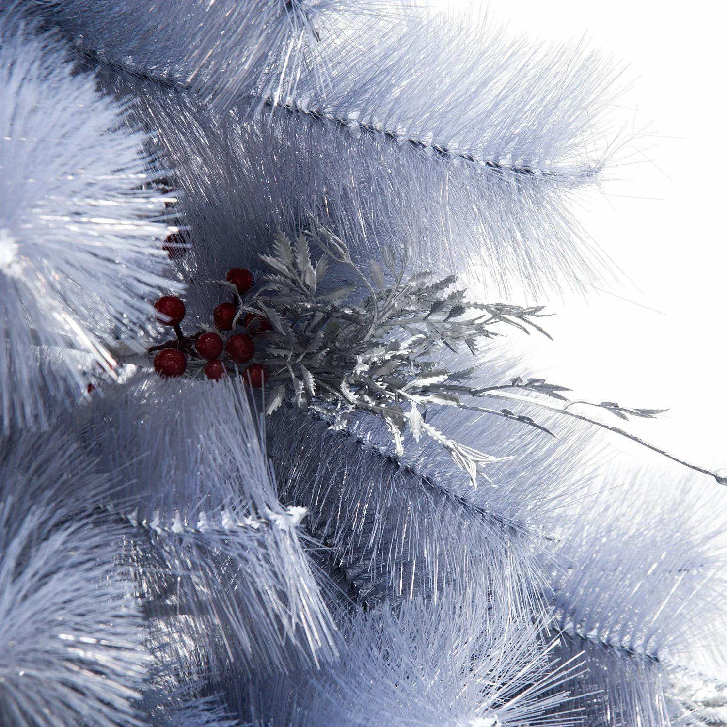 Künstlicher Weihnachtsbaum mit silber Zweigen und roten Beeren - 2