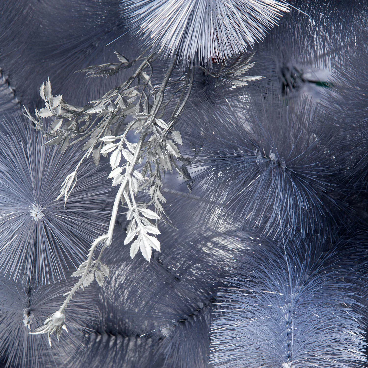 Künstlicher Weihnachtsbaum mit silber Zweigen und roten Beeren - 5