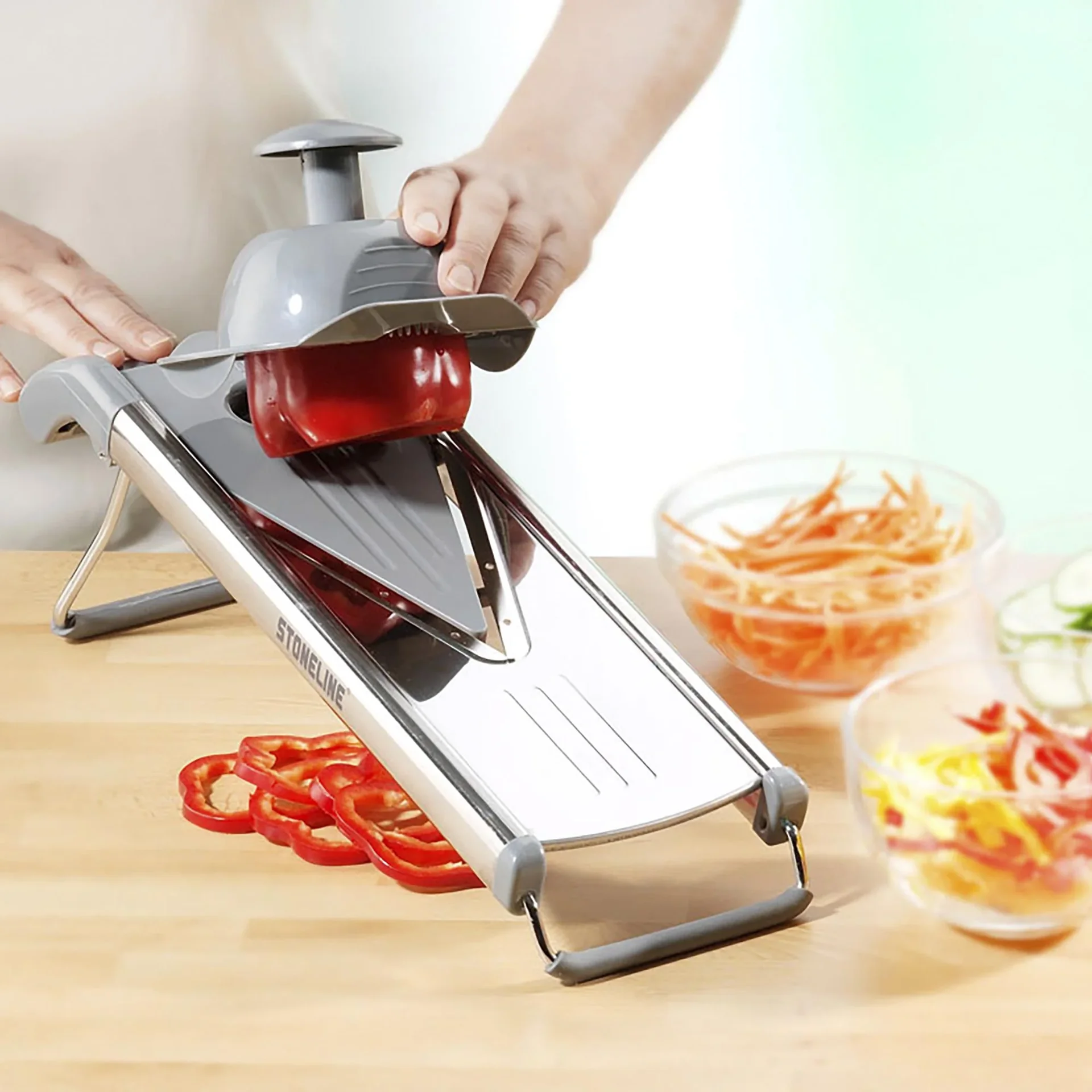 V-Hobel - Gemüsehobel mit Edelstahlklinge in V-Form, 5 Schneideinsätze, 9-teilig - 2