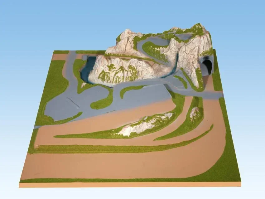 Anbauteil rechts - 100 x 120 cm, ca. 26 cm hoch, Spur H0,TT, koloriert und begrast, auf Holzrahmen