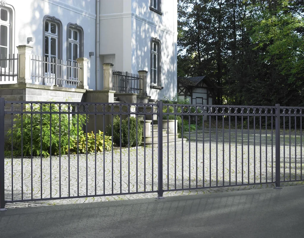 Zaunkomplettset Circle, zum Einbetonieren, matt-schwarz, Höhe 100 cm, Länge 10 m