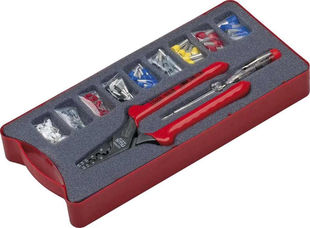 Aderendhülsen Sortiment isoliert mit Zange und Schraubendreher