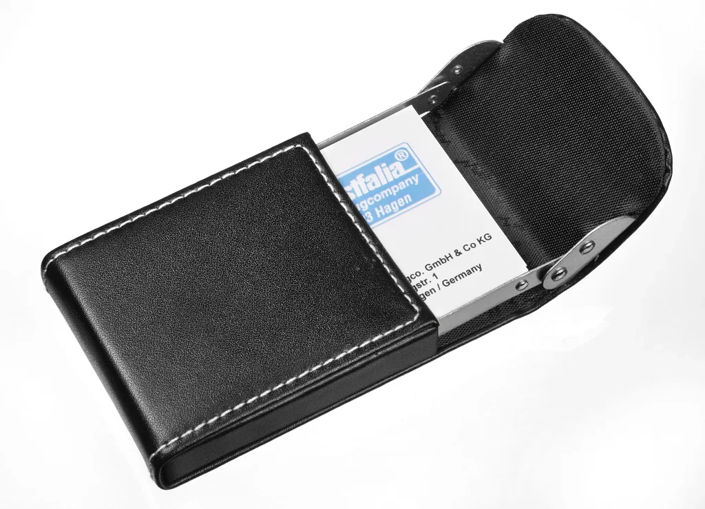 Scheck-Visitenkarten und Zigaretten Etui