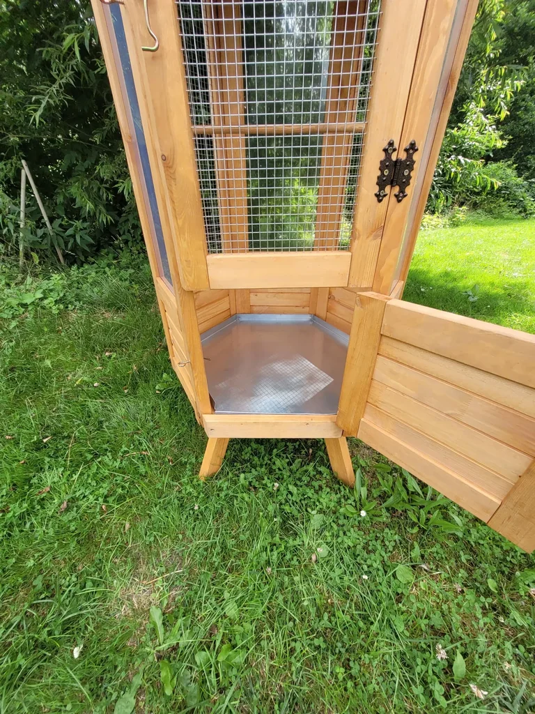 Voliere 6-eckig mit Bitumendach