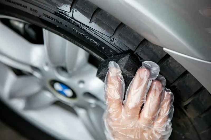 Schwarze Reifenfarbe 75 ml, inklusive 2 Spezialschwämme + 1 Paar Handschuhe