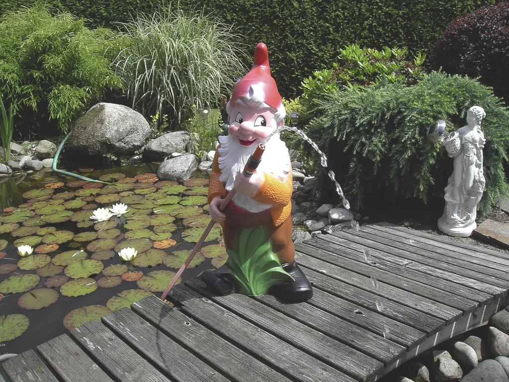 Großer Zwerg 86 cm mit Gartenschlauch