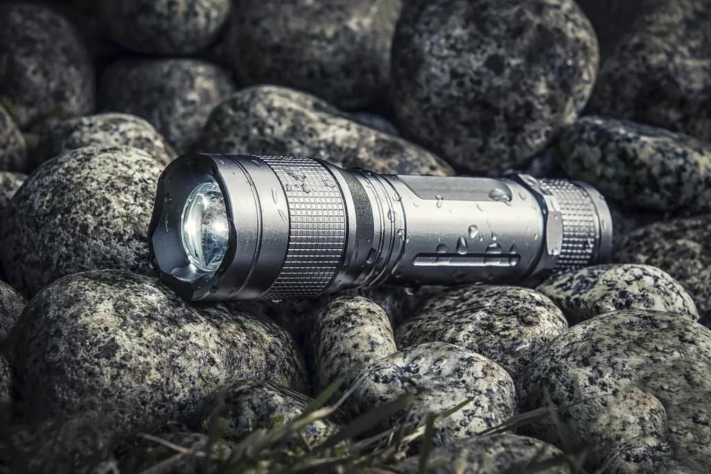 Aluminium Taschenlampe mit Zoom, 5 W Cree LED, spritzwassergeschützt nach IPX4