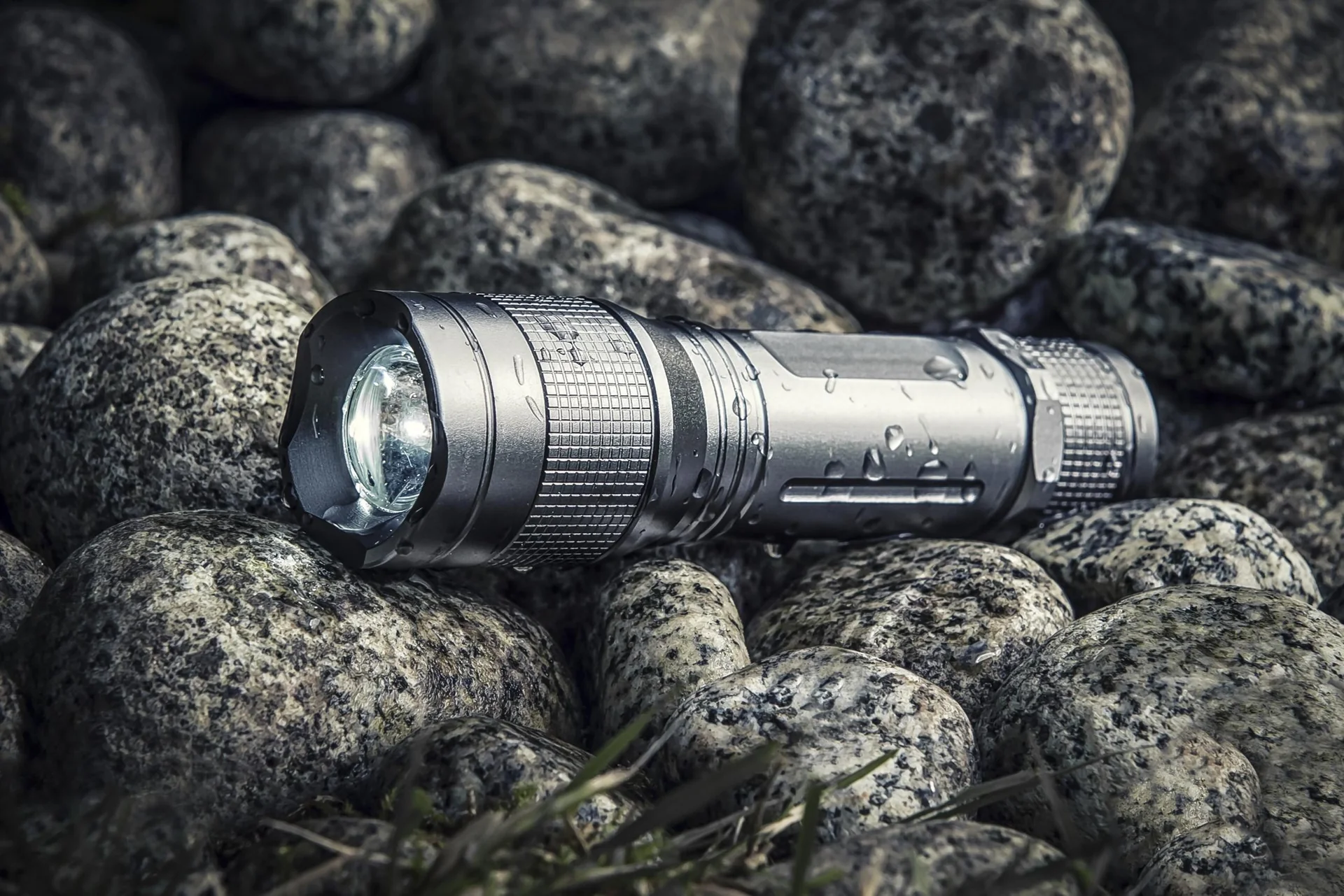 Aluminium Taschenlampe mit Zoom, 5 W Cree LED, spritzwassergeschützt nach IPX4