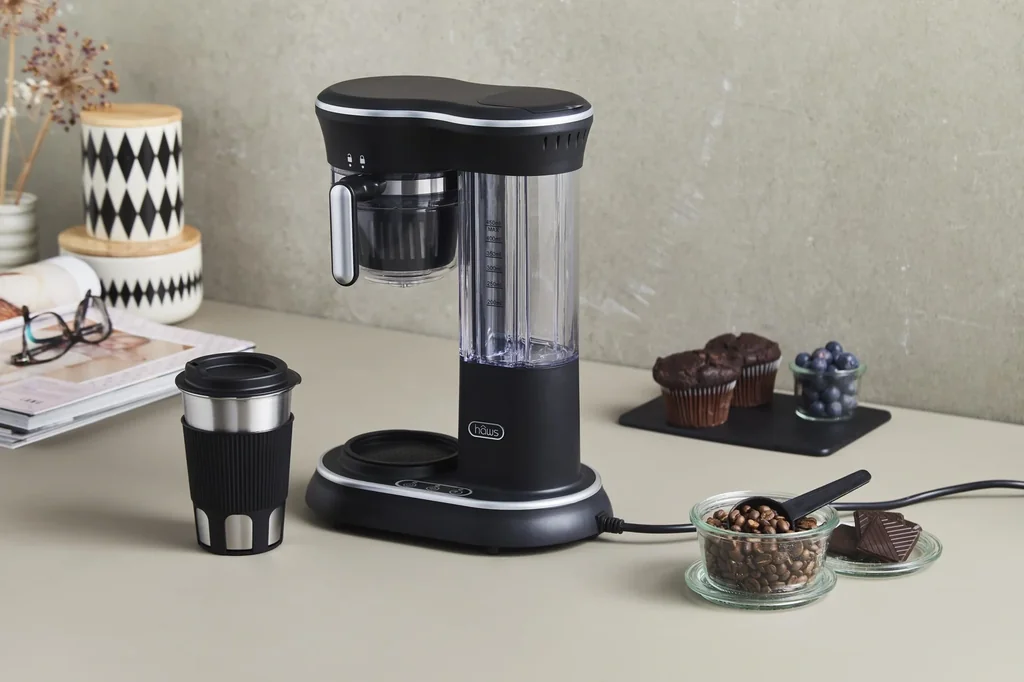 Kaffeemaschine mit Mahlwerk und Edelstahl-Trinkbecher