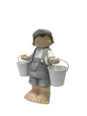 Junge stehend mit 2 Eimern