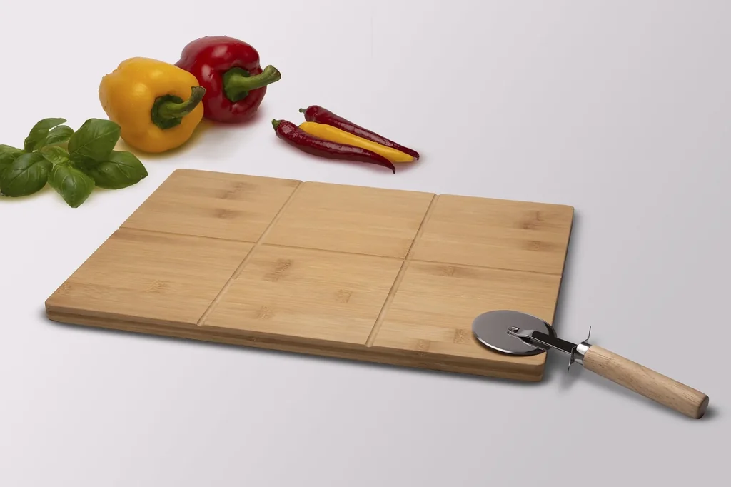 Pizzaschneidebrett mit Pizzaschneider