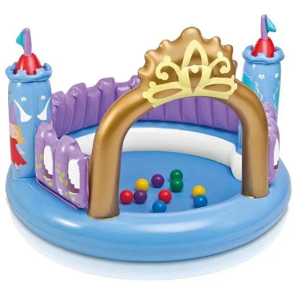 Spielburg mit aufblasbaren Kugeln