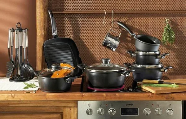 Aluguss Kochgeschirr-Set, 17-teilig, Schwarz, inklusive Küchenhelfer-Set