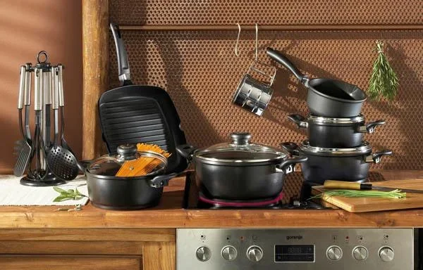 Aluguss Kochgeschirr-Set, 17-teilig, Schwarz, inklusive Küchenhelfer-Set