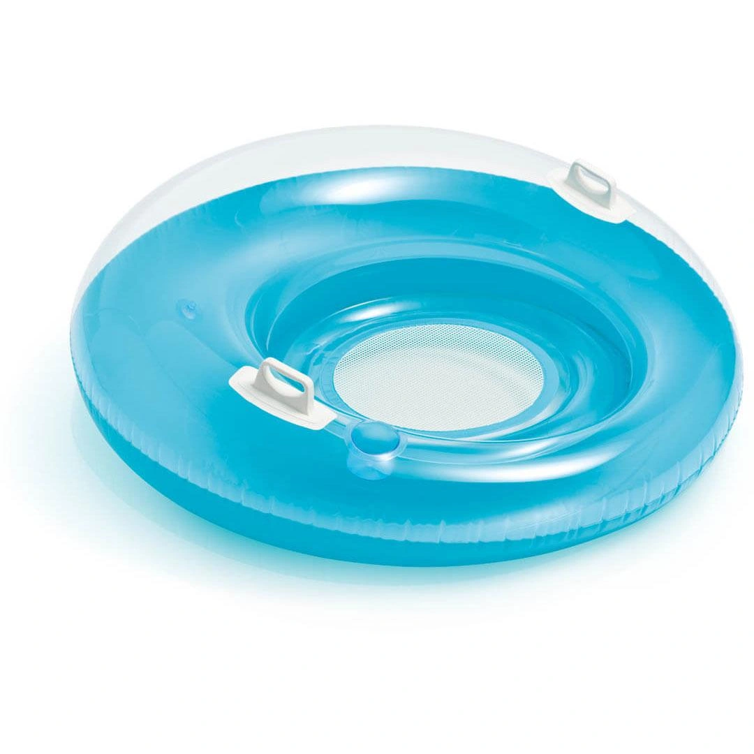 Farbige Sessel auf dem blauen Wasser