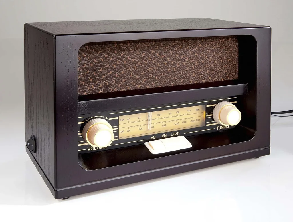 Nostalgieradio mit Echtholzgehäuse und bernsteinfarbenen Tasten
