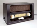 Nostalgieradio mit Echtholzgehäuse und bernsteinfarbenen Tasten