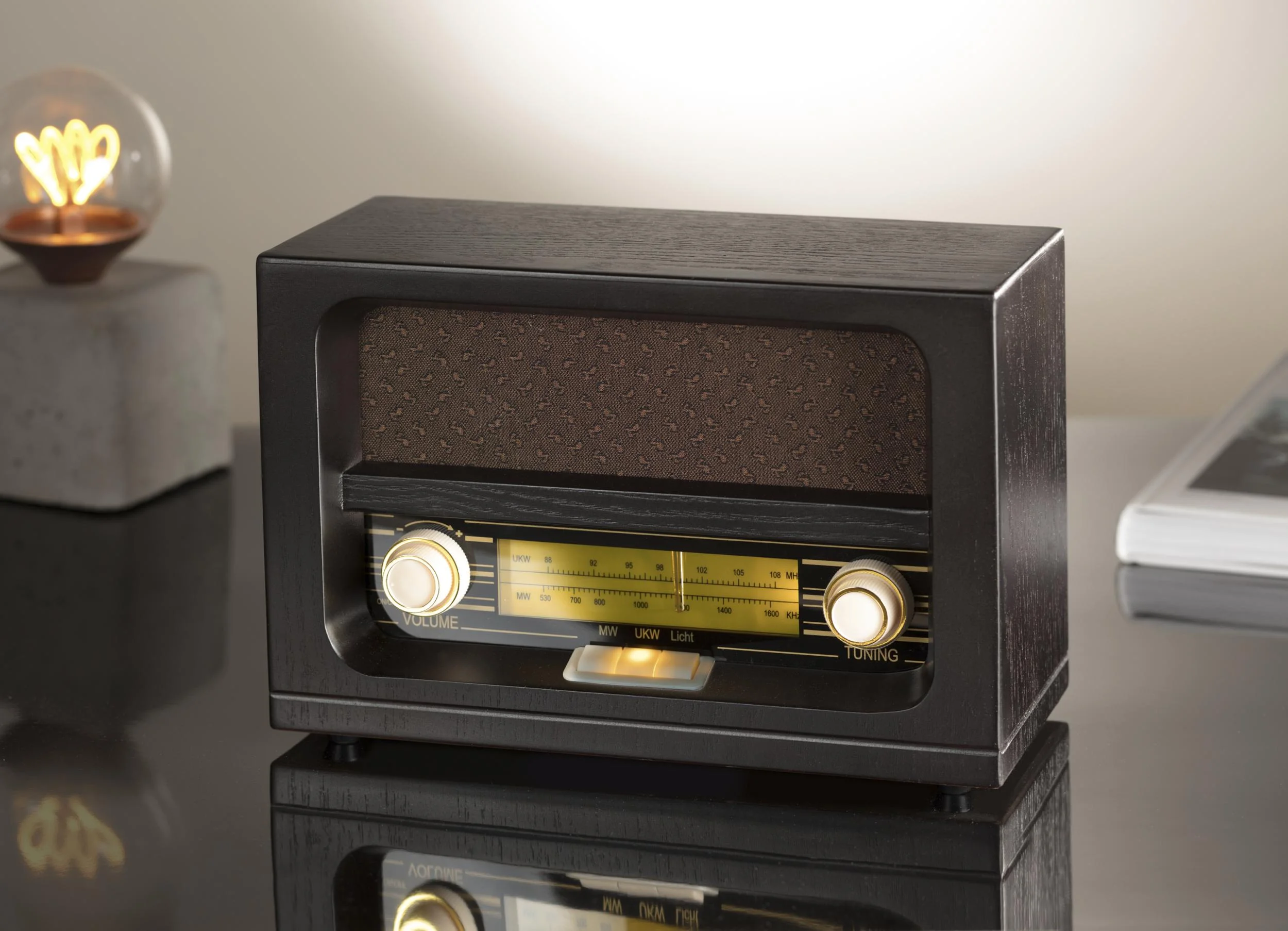 Nostalgieradio mit Echtholzgehäuse und bernsteinfarbenen Tasten