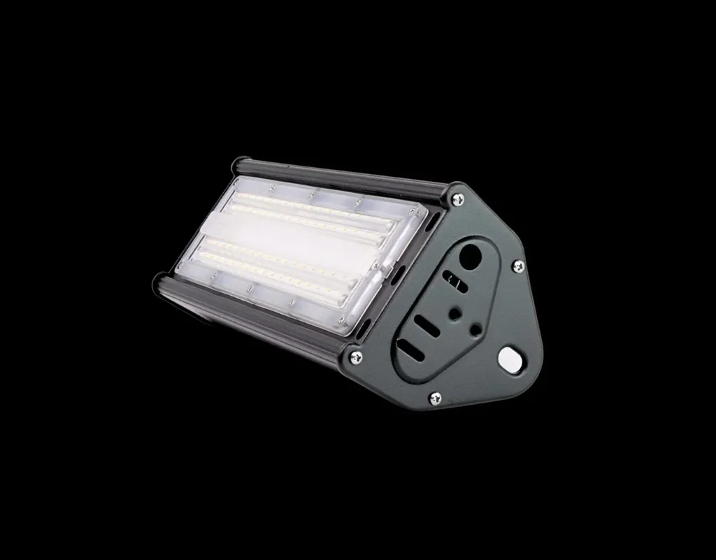 LED-HighBay in linearer Form bietet 50 W, 6000 lm, 5000 K (neutralweiß), IP65 & ENEC-Zertifizierung