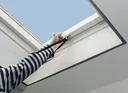 Fliegengitter für Dachfenster, weiß = effektiver Sichtschutz