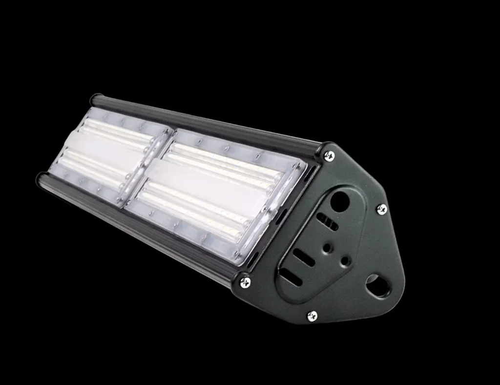 LED-HighBay in linearer Form bietet 100 W, 12000 lm, 5000 K (neutralweiß), IP65 & ENEC-Zertifizierung