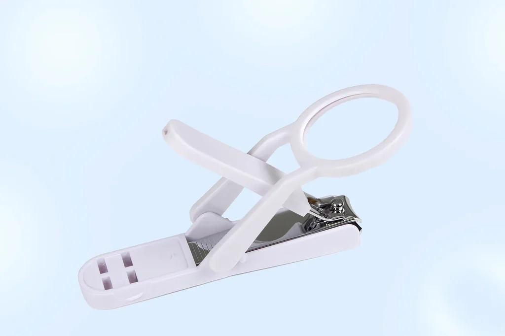 Nagelknipser mit Lupe, weiß