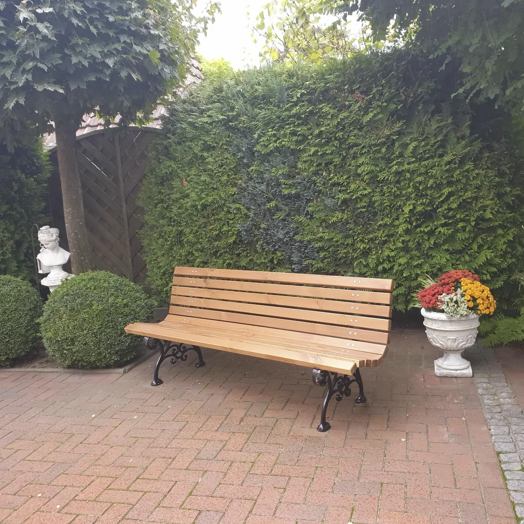 Parkbank Graz, braun lackiert