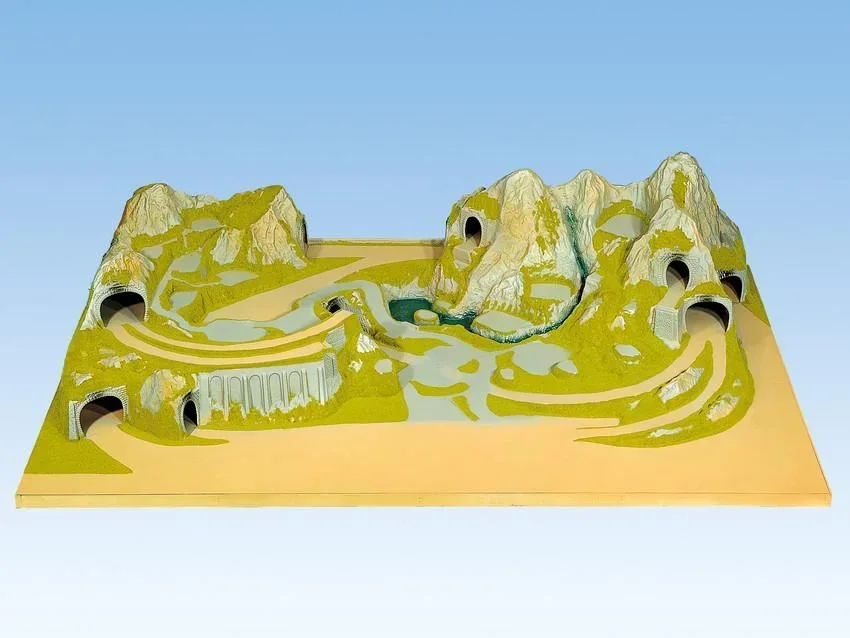 Fertiggelände Silvretta-220 x 140cm, 52cm hoch, koloriert und begrast, auf Holzrahmen