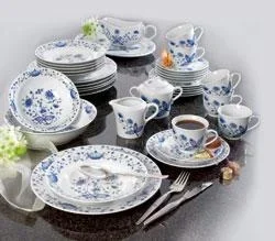 4 STCK. SUPPENTASSEN MIT UNTERTASSEN IM ZWIEBELMUSTER