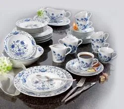 4 STCK. SUPPENTASSEN MIT UNTERTASSEN IM ZWIEBELMUSTER