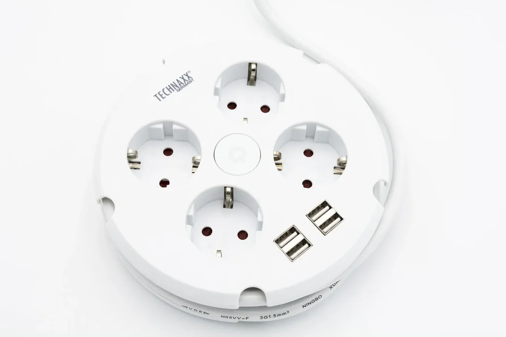 Steckdosenleiste mit Kabeltrommel und USB-A, 4-fach