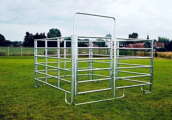 "Pony Panel-6 Box" Set: 3 Panele 2,40 x 1,60 m + 1 Panel m. Tor, 2,40 x 2,20 / 1,60 m breit