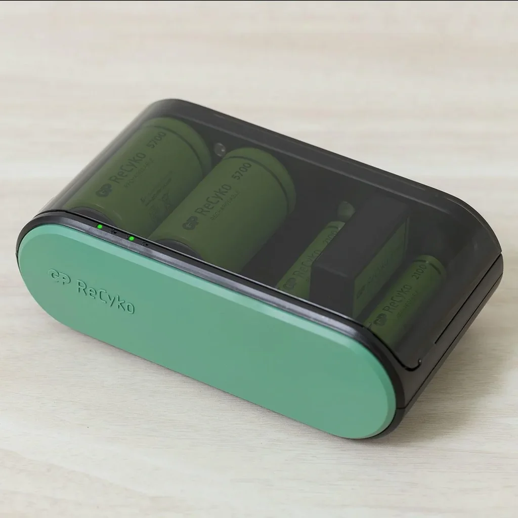 USB Universalladegerät für alle gängigen NiMH Akkus