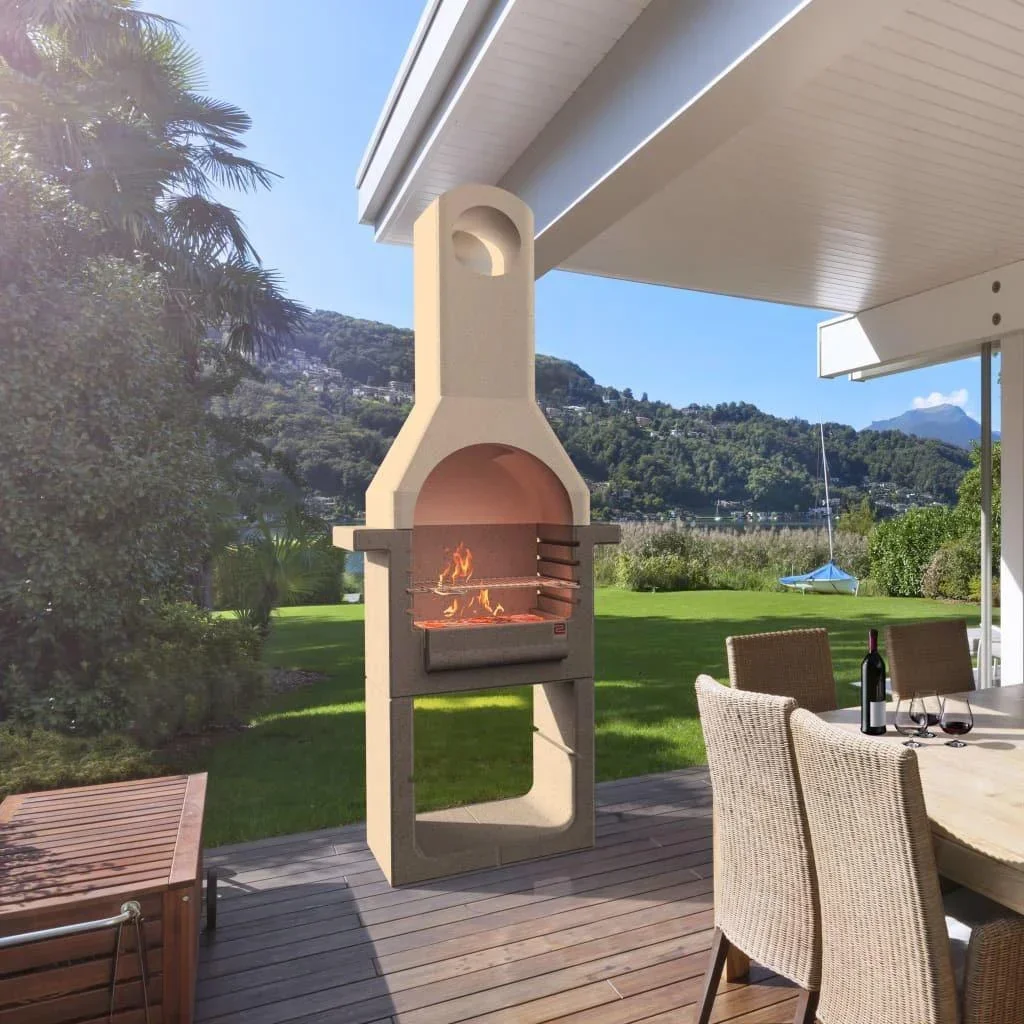 Holzkohlegrill mit Schornstein aus Beton