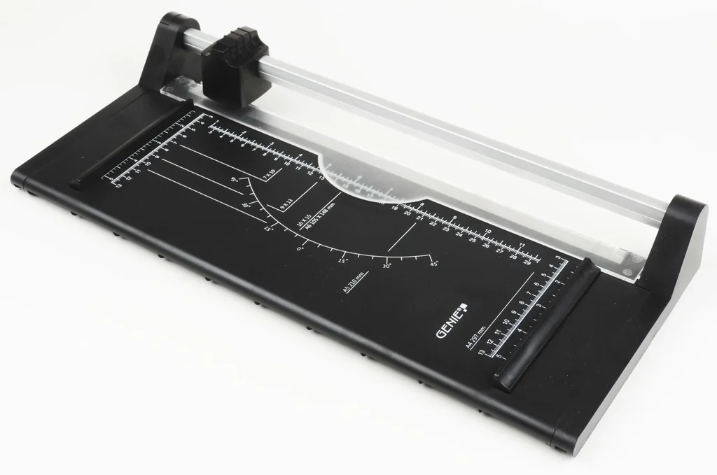 Rollen-Schneidemaschine DIN A4 mit Sicherheitsschneidekopf