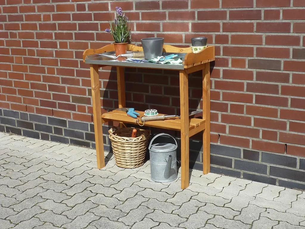 Pflanztisch mit verzinkter Arbeitsfläche