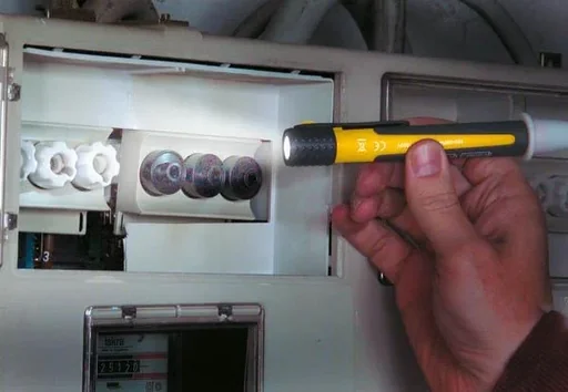 "Spannungstester optisch & akustisch mit LED Taschenlampe image"