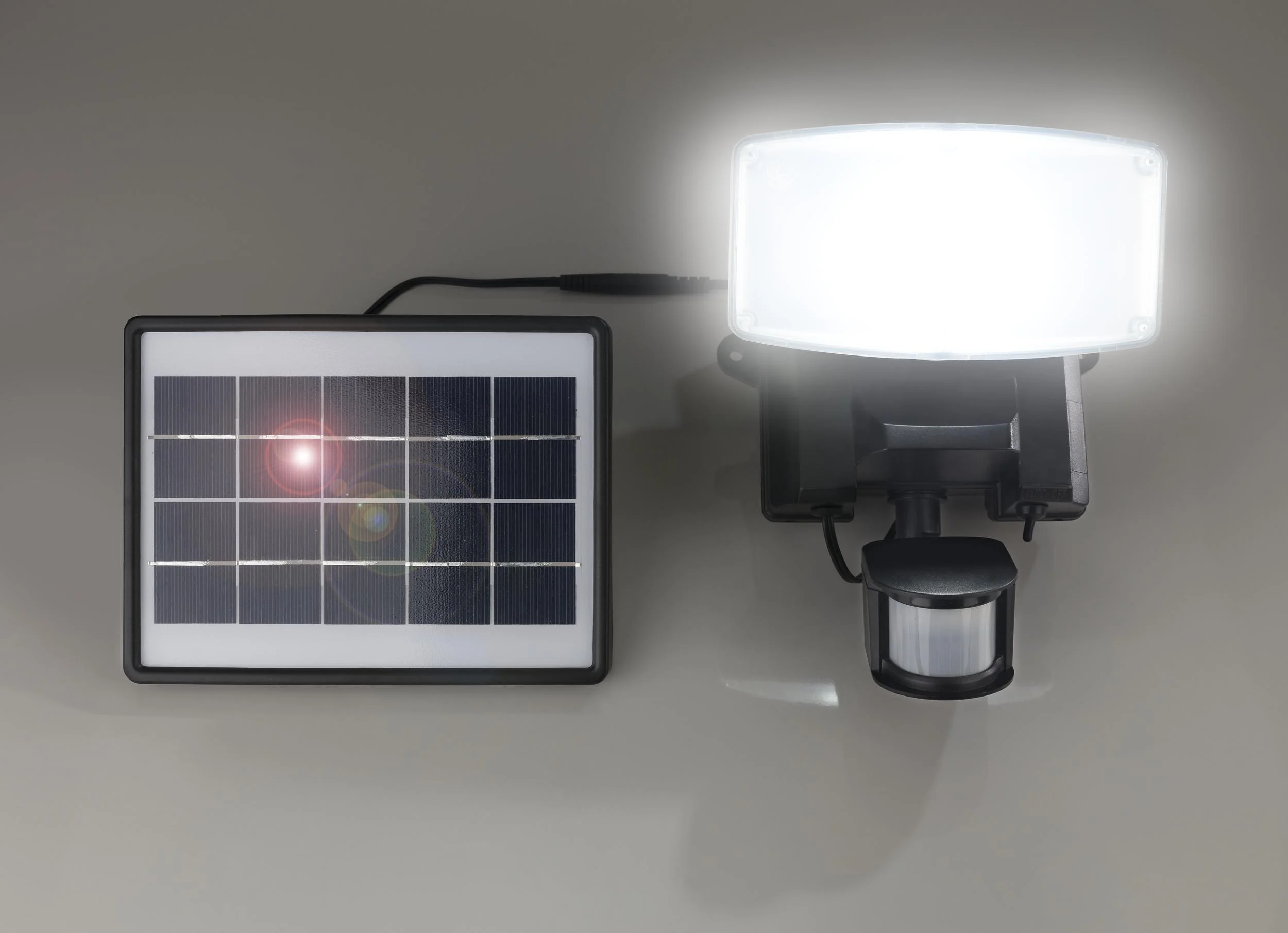 Solar LED Flutlichtstrahler mit 1000 Lumen mit Solarmodul und Bewegungssensor, IP44