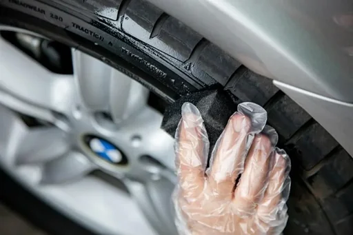 "Schwarze Reifenfarbe 75 ml, inklusive 2 Spezialschwämme + 1 Paar Handschuhe image"