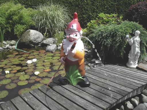 "Großer Zwerg 86 cm mit Gartenschlauch image"
