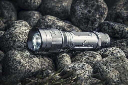 "Aluminium Taschenlampe mit Zoom, 5 W Cree LED, spritzwassergeschützt nach IPX4 image"