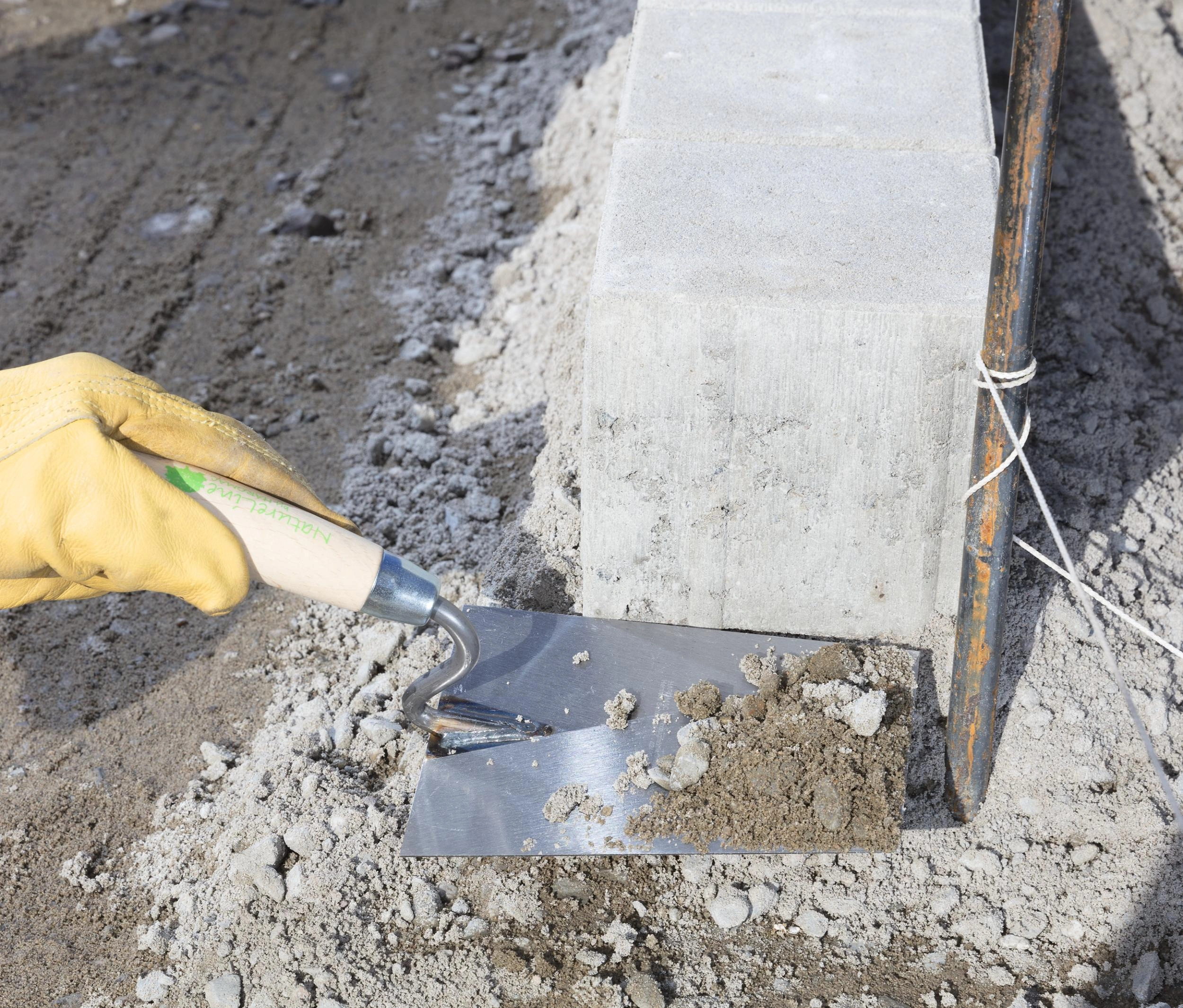 Maurerkelle, S-Hals, 160mm, Stahl gehärtet, Heft Naturholz