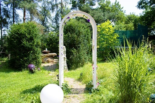 "Rosenbogen mit Erdspießen, weiß image"