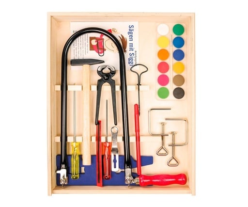 "Laubsäge-Set in der Holzbox mit Arbeitsplatte, Stahlwerkzeug, Holzvorlage und Wasserfarben image"