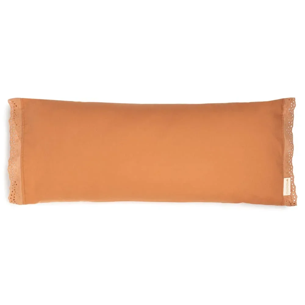 "Nobodinoz Kissen rechteckig "Vera" Lochstickerei Sienna braun image"