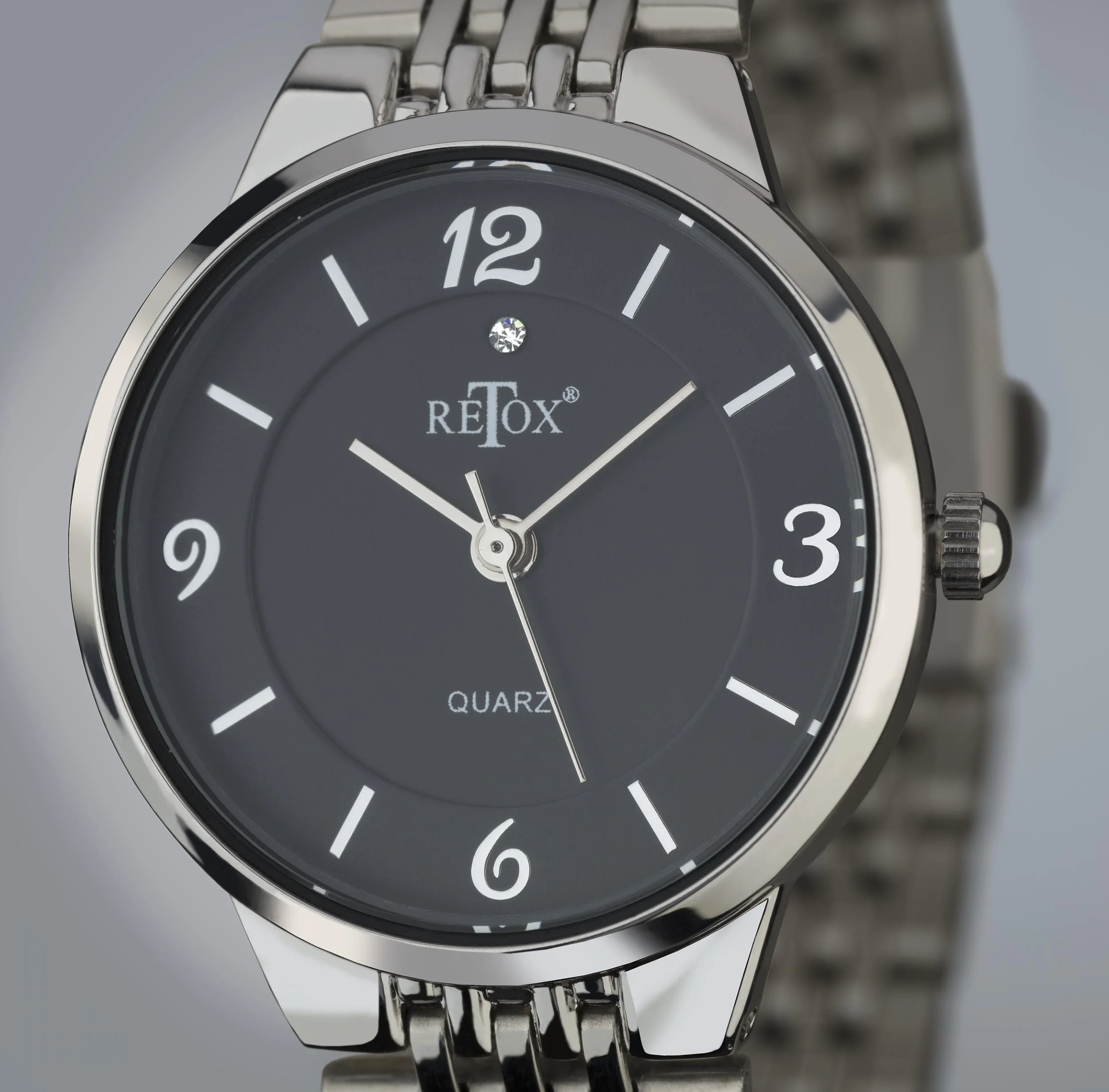 Damen und Herren Uhren Set, schwarzes Zifferblatt und Swarowski Kristall auf der Damenuhr